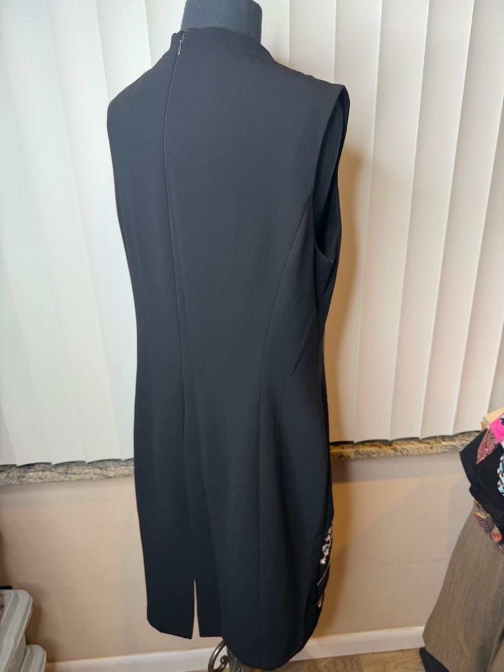 Tahari Black Embroidered Floral Hem Sleeveless Dress Square Neckline Size 14 - Picture 5 of 9
